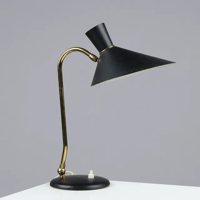 SVEND AAGE HOLM SØRENSEN. Bordlampe af sortlakeret metal og messing, Holm-Sørensen & Co., 1950/1960'erne.