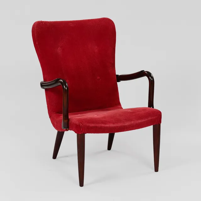 DANSK MØBELDESIGN. Lænestol med knapsyet betræk og stel af bejdset bøgetræ, 1940/50'erne.