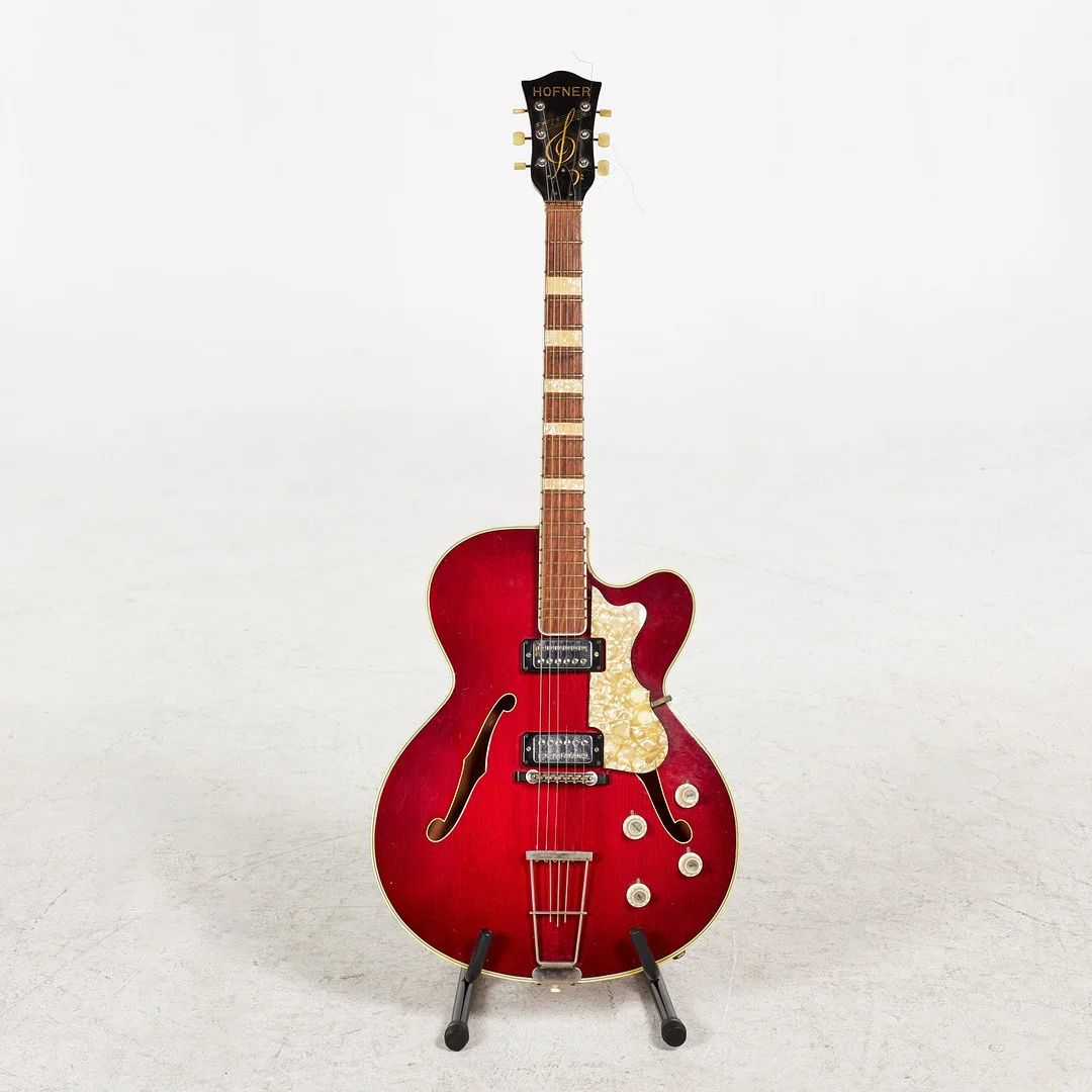 HOFNER. Elgitarr, "Verithin", lackerad i Cherry Red, 1966, numrerad 1265, hard case i beklädd kartong. — Musical instruments — Stockholms Auktionsverk Sickla