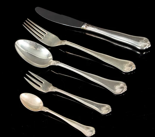 Cohr. 'Saxon' cutlery in silver with knives and serving implements, for 12 (65)