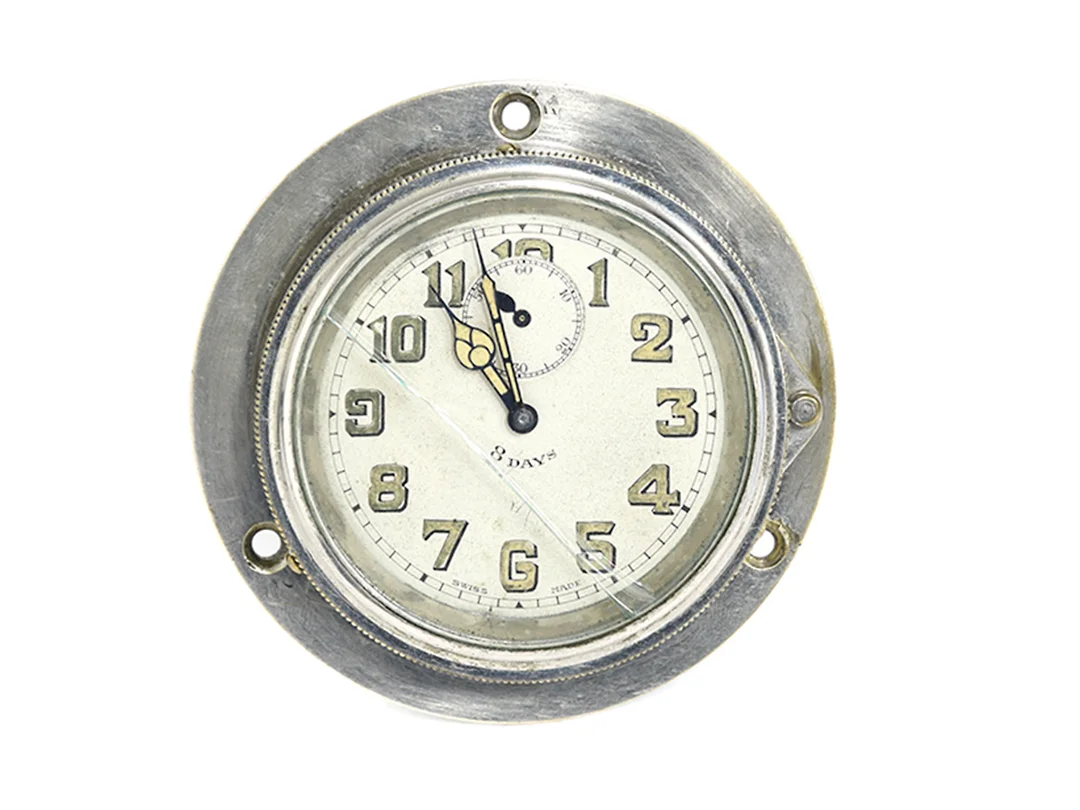 PANELUR, 77 x 16 mm, vitmetall, mekanisk, 8-dagarsverk, liten sekundvisare, plexiglas (skadat), skadad urtavla, ca 1950. — Klockor/Övriga klockor — Kaplans