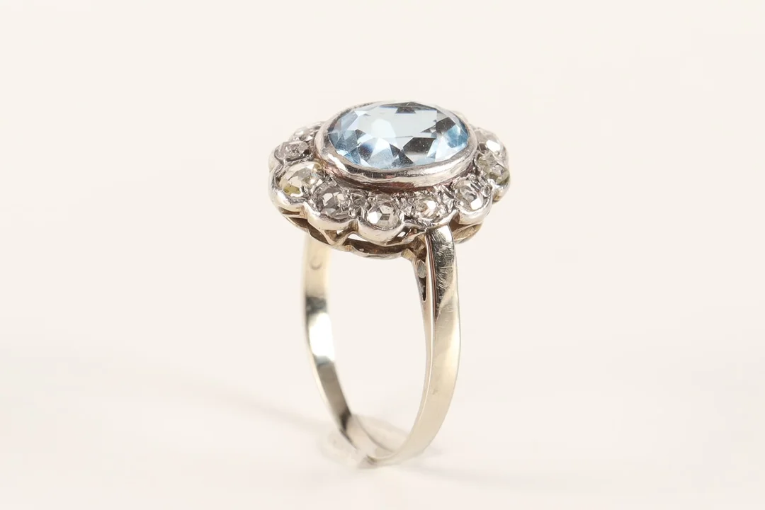Vintagering af 14 kt hvidguld m. aquamarin og oldcut diamanter — Jewellery/Rings — Lauritz
