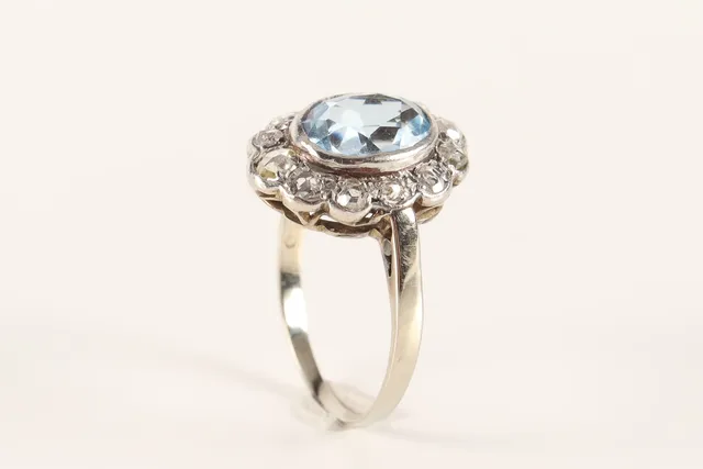 Vintagering af 14 kt hvidguld m. aquamarin og oldcut diamanter