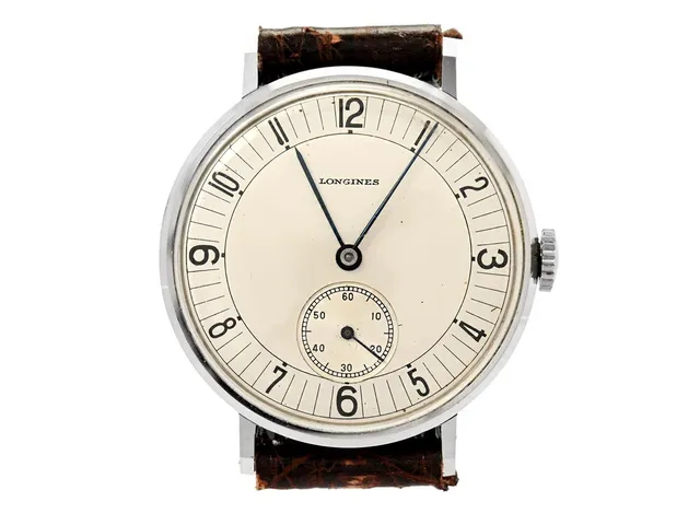 LONGINES, herrur, 31,5 mm, Cal 23.M, Serie nr. 6146728, Boett nr. 21446 / 26, stål (Staybrite), manuell, plexiglas, liten sekundvisare, skadad urtavla, läderband, ca 1941.