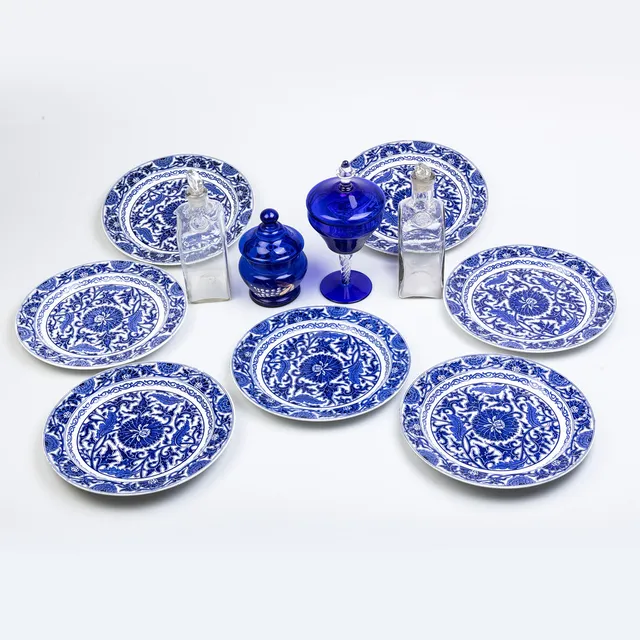A SET OF SEVEN MINTON HUMBER DINNER PLATES AND SOME GLASS.