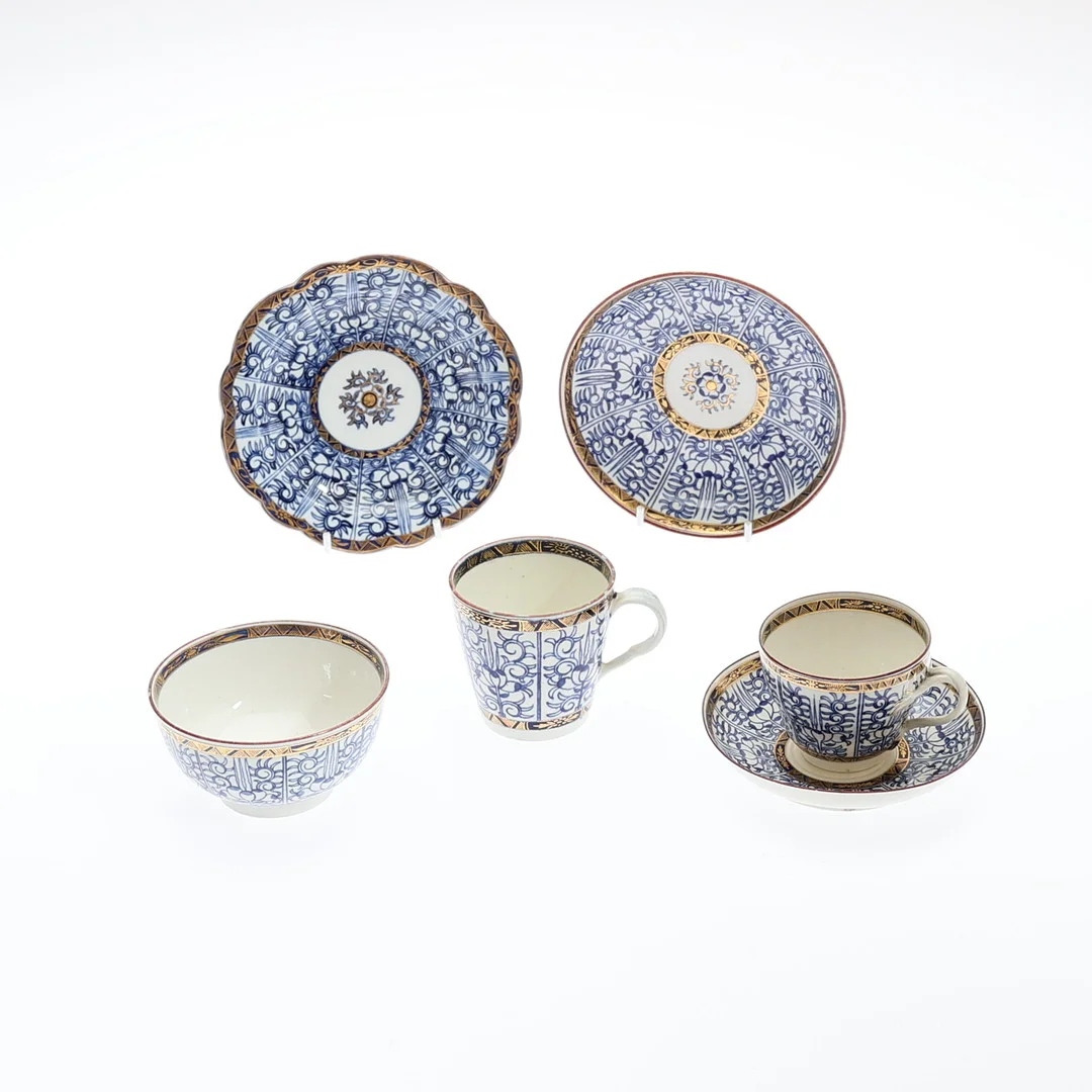 6 PIECES OF 18TH CENTURY WORCESTER PORCELAIN IN THE ROYAL LILY PATTERN. — European — Young's Auctions
