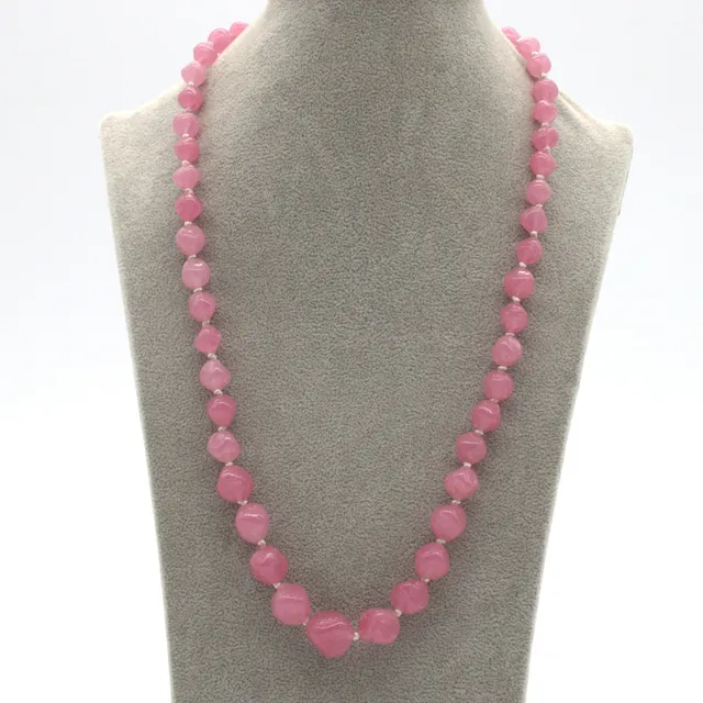 STARKFARBIGES ROSENQUARZ COLLIER EINZELN GEKNÜPFT IN HANDARBEIT.