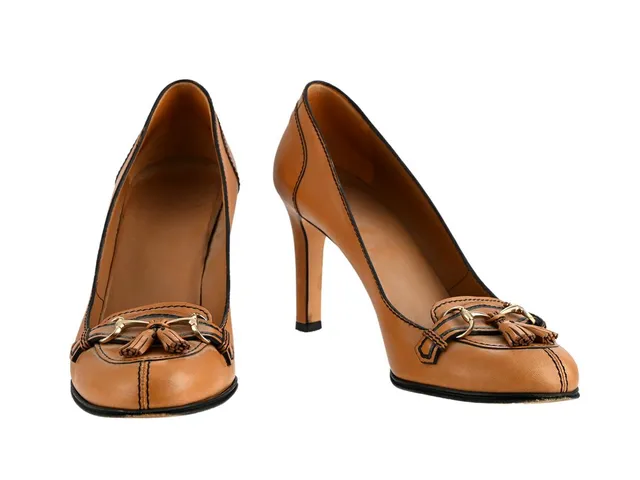 SKOR, GUCCI, pumps, brunt läder, guldfärgat spänne, stl 38½, klack 9 cm, skopåse.