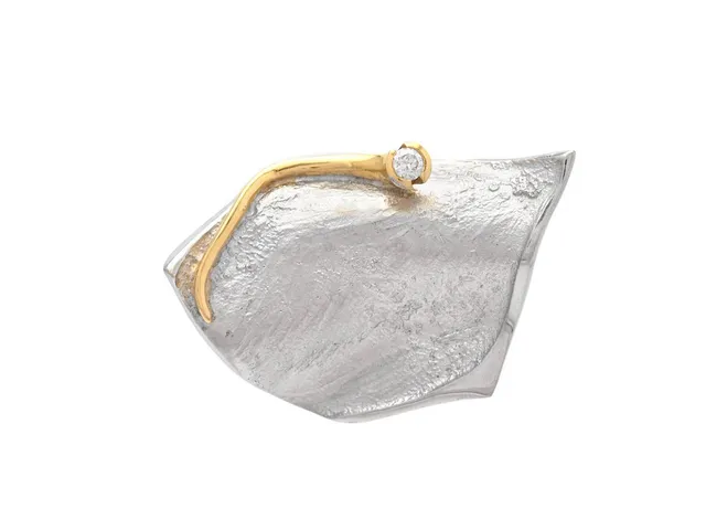 OLE LYNGGAARD, lås, 18K vitguld/guld, briljantslipad diamant 0,08 ct, W/VS, mått 34x23 mm, vikt 17 g.