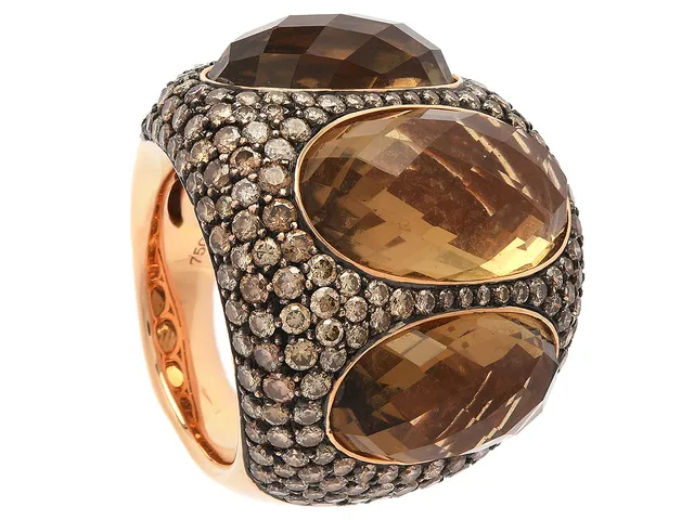 RING, 18K roséguld, fasettslipad rökkvarts, bruna briljantslipade diamanter ca 4,00 ctv, stl 16,5 mm, vikt 26,2 g.