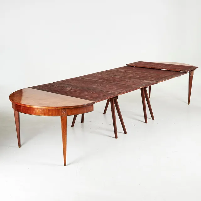 MATBORD, omkring år 1900, fanerat med mahogny, 6 st ofanerade iläggsskivor, 2 bockar.