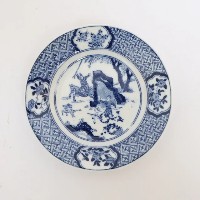FAT, kina troligen 1900-tal, med dekor av figurer, undertill med blå skrivtecken.