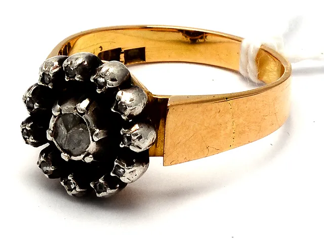 Ring 18K 6,4g Ø18 3/4 med diamanter, ej fullslipade, skadade
