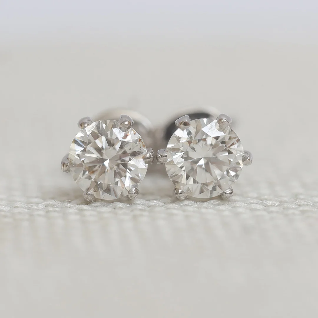 ÖRHÄNGEN ETT PAR, 14k, vitguld, med infattad diamant på vardera 0,52ct. — Earrings — Falun Auktionsbyrå
