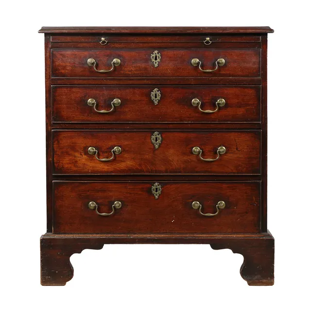 A GEORGE III MAHOGANY BATCHELORS CHEST OF DRAWERS, CIRCA 1770-90.