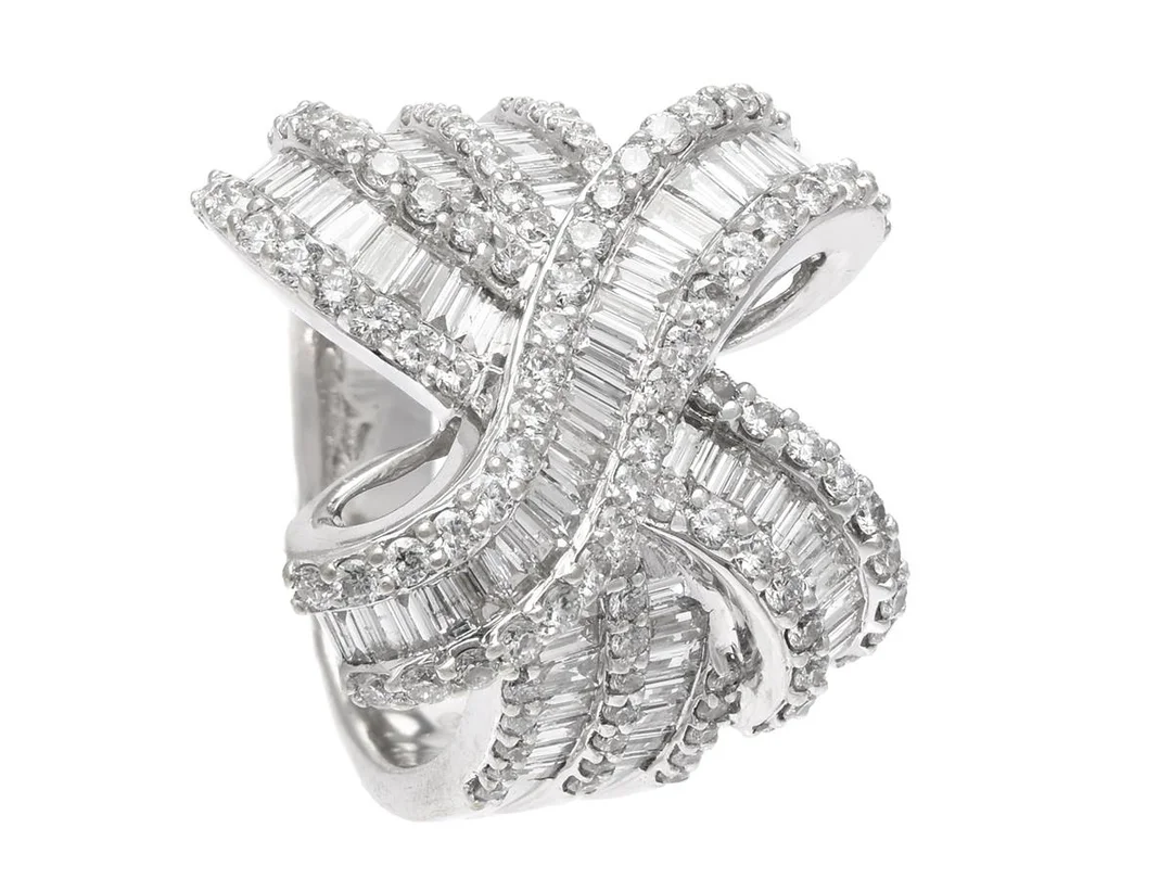 RING, 18K vitguld, rosett, 81 baguette- och 104 briljantslipade diamanter ca 3,70 ctv, ca TW/VS-P, stl 17,5 mm, vikt 15,3 g, några diamanter har nagg. — Smycken/Ring — Kaplans