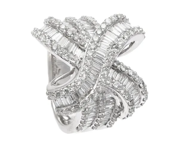 RING, 18K vitguld, rosett, 81 baguette- och 104 briljantslipade diamanter ca 3,70 ctv, ca TW/VS-P, stl 17,5 mm, vikt 15,3 g, några diamanter har nagg.