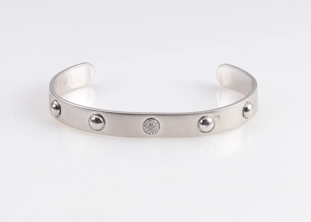 Mads Z. 'Dome' open bangle in sterling silver with pavé diamonds — Jewellery/Bracelets — Lauritz