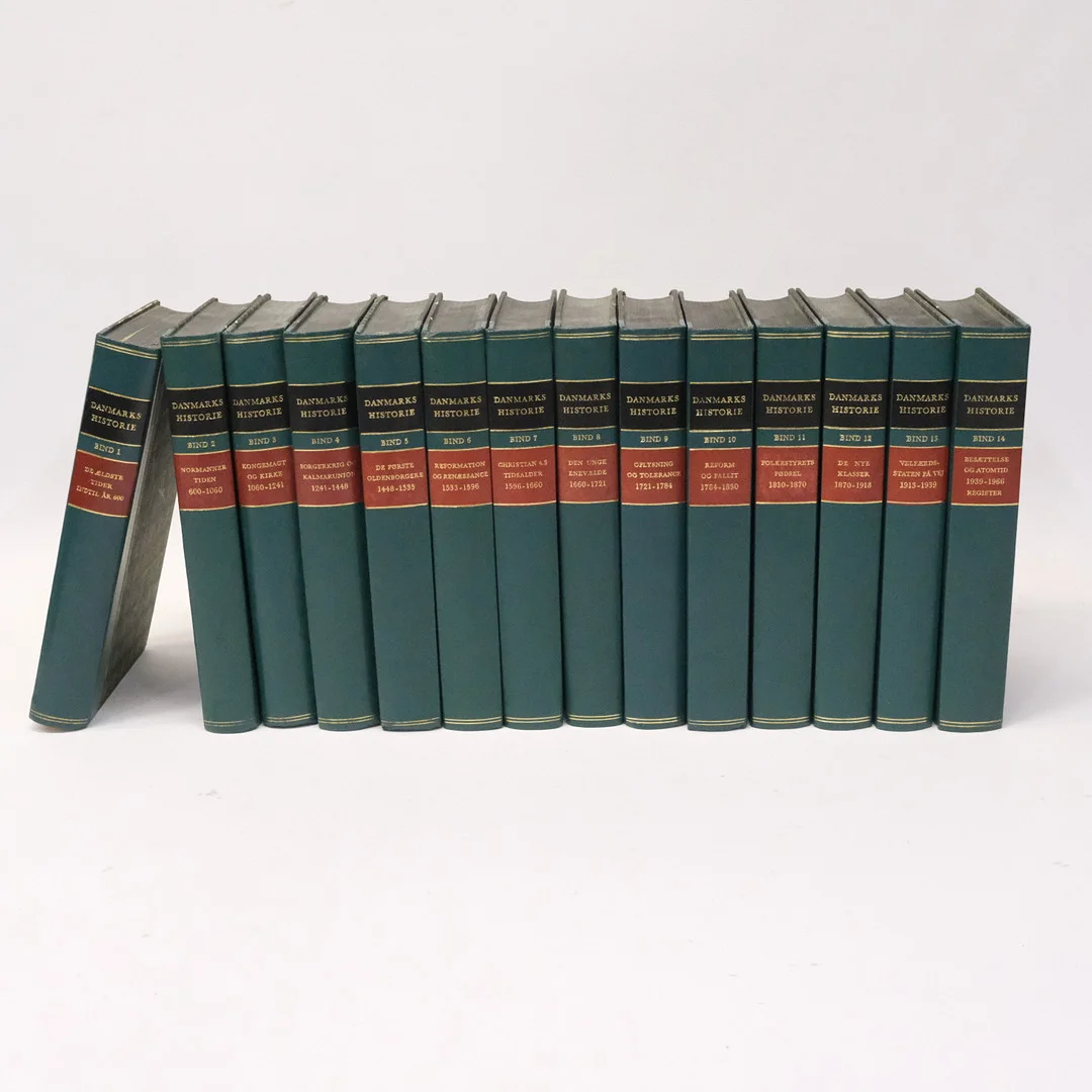 DANMARKS HISTORIE, 14 BAND, POLITIKENS FORLAG 1962-1966. — Books — Björnssons Auktionskammare