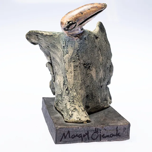 MARGOT ÖJEMARK. Skulptur, stengods form av fågel på sockel, signerad och daterad 2022.
