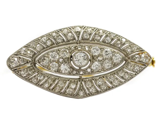 BROSCH, platina/guld, 65 diamanter ca 1,10 ctv, 10 skadade, mått 1,7 x 3,5 cm, vikt 5,8 g.