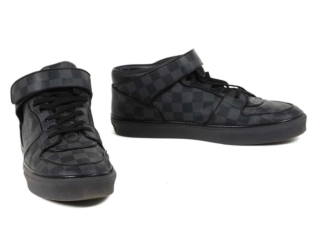 SNEAKER, LOUIS VUITTON, damier graphite, snörning och kardborre, stl 45, skopåsar, kartong. — Kläder/Skor — Kaplans