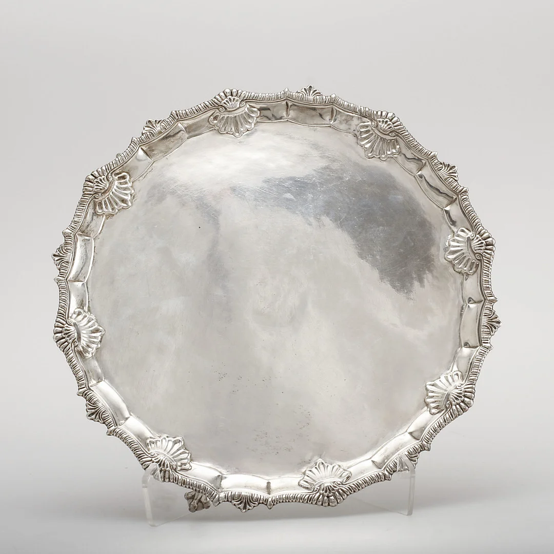 SALVER på tre fötter, silver, Ebenezer Coker London 1764-65. Vikt ca 940 gram. — Silver — Göteborgs Auktionsverk