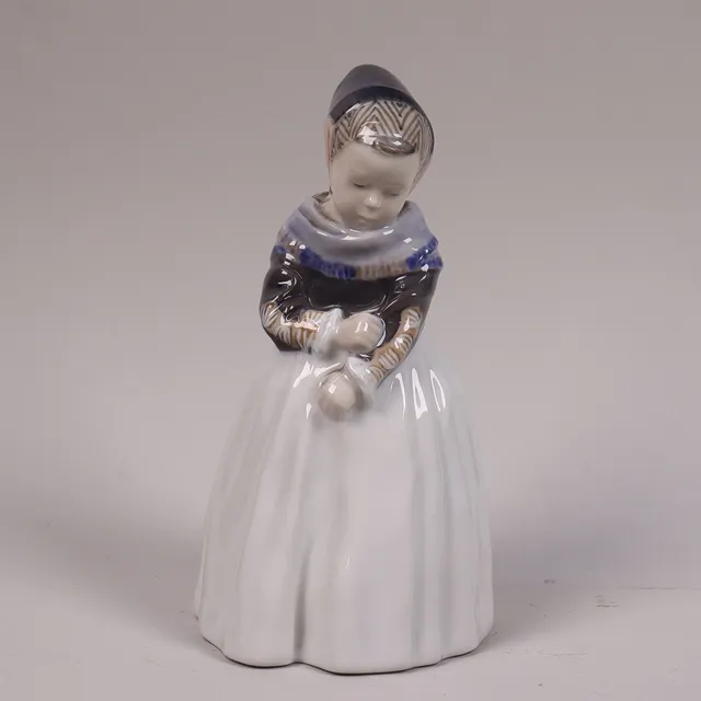 LOTTE BENTER. för Royal Copenhagen, figurin #1251, Amager flicka.