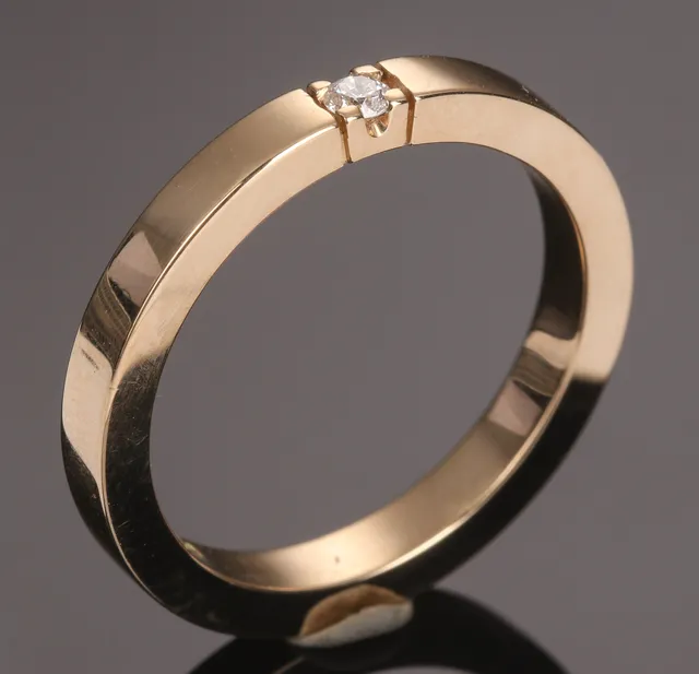 Ohlala. Alliancering af 14 kt. guld med diamant