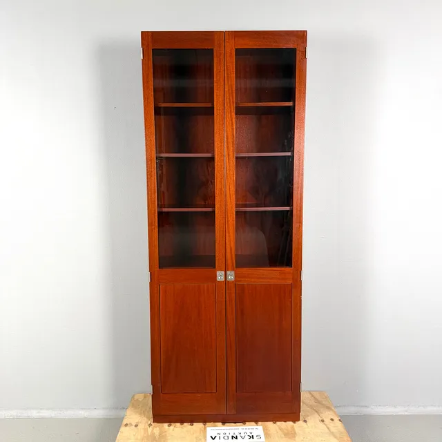 GÖRAN MALMVALL. Skåp, "KA72", fanérad i mahogny, etikettmärkt, design för Karl Andersson.
