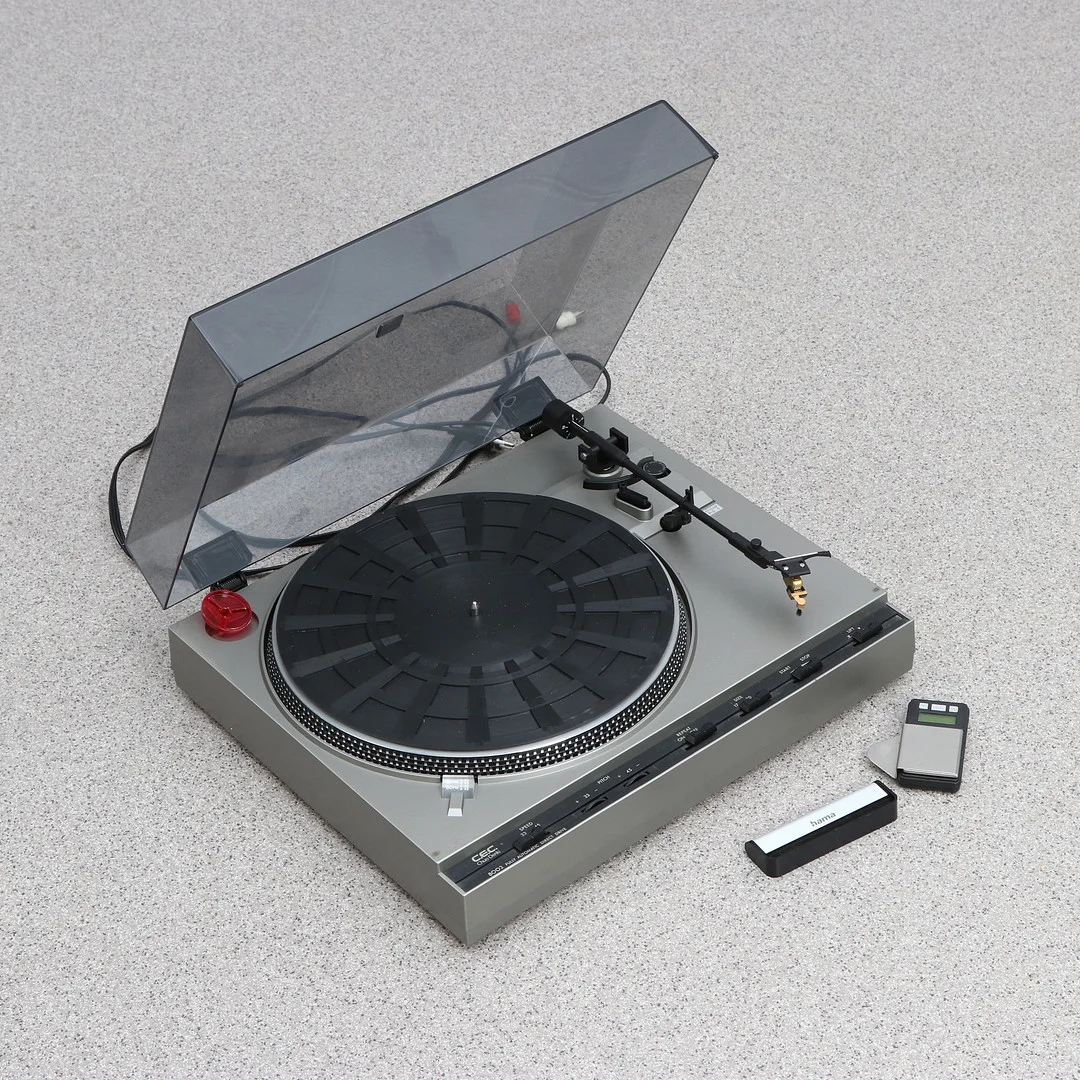 CEC CHUO DENKI, VINYLSPELARE. Modellnr 8003. Pickup XV-15/625E. — Technica & Nautica — Skånes Auktionsverk