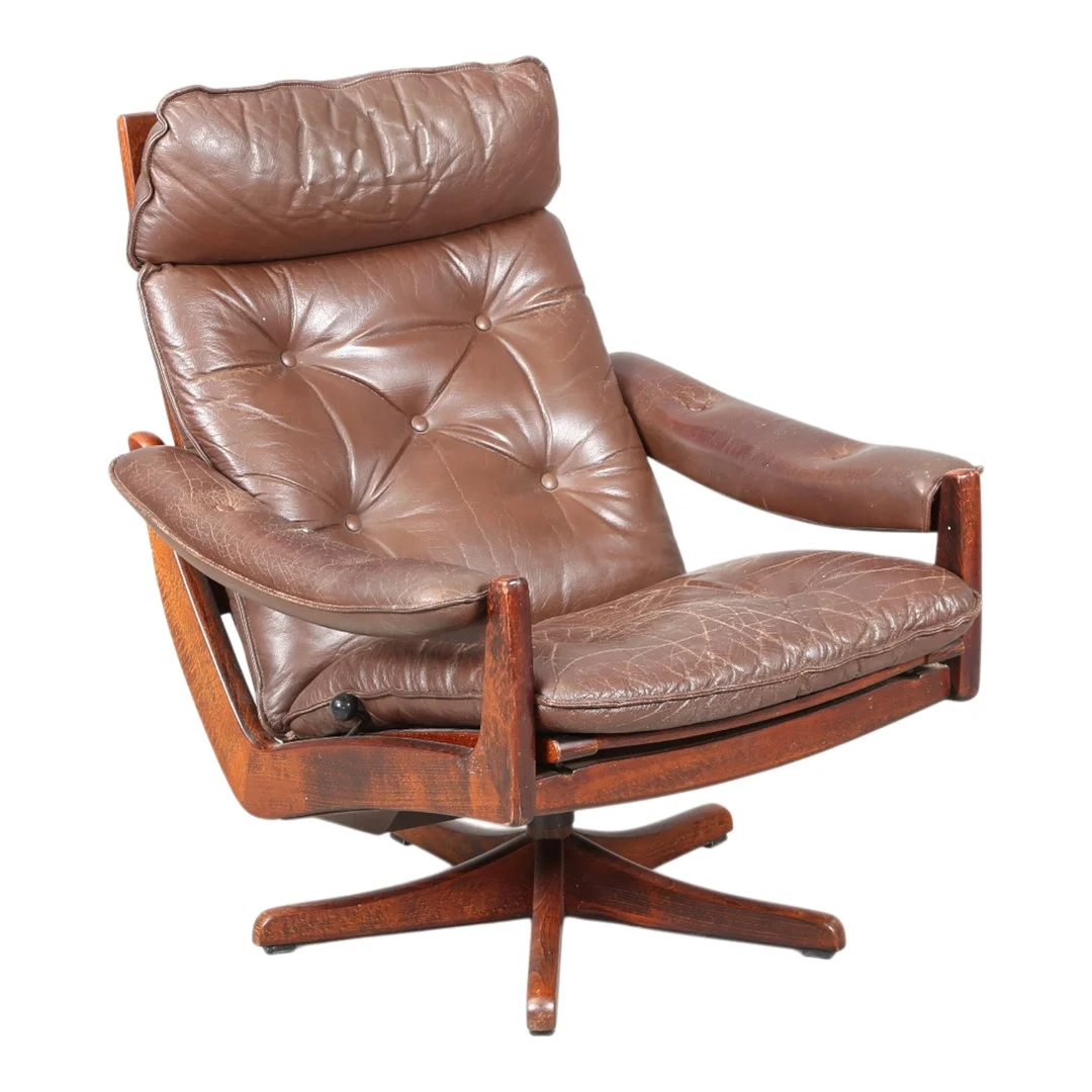 LIED MØBLER. Lænestol af bejdset bøg og brunt læder, 1970'erne. — Armchairs & Chairs — Bidstrup Auktioner