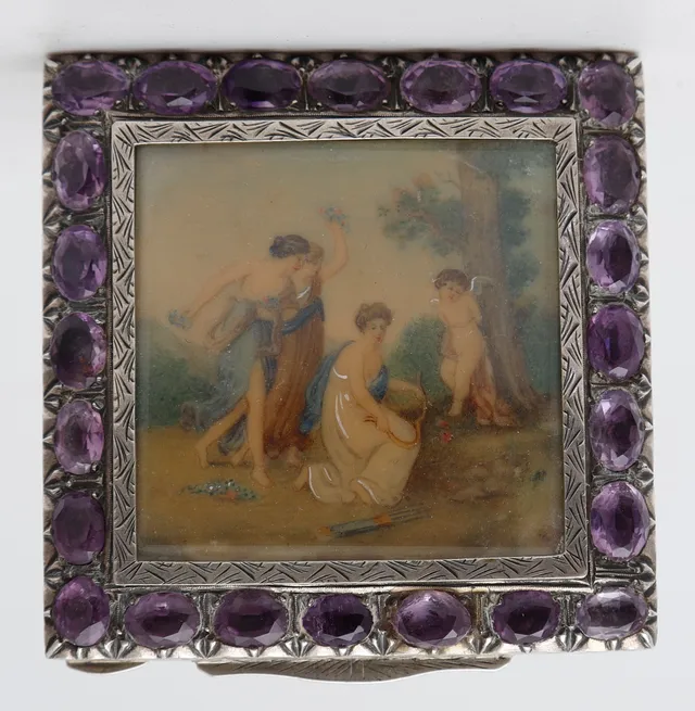 Powder compact in silver and amethysts, circa 1920.