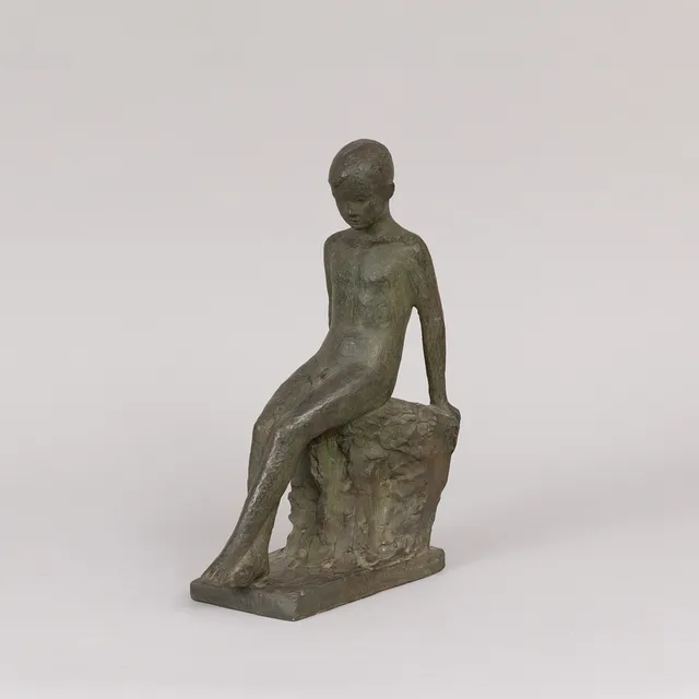 IVAR  ÅLENIUS-BJÖRK. Skulptur, sittande pojke, gips, signerad.
