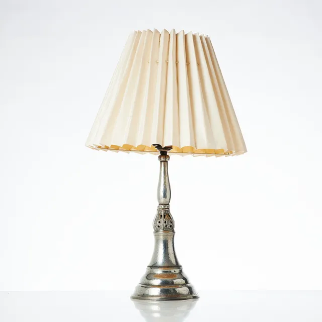 JUST ANDERSEN, bordslampa, tenn, Danmark, 1900-talets första hälft, hamrad yta, genombruten dekor, undertill märkt Just 355.
