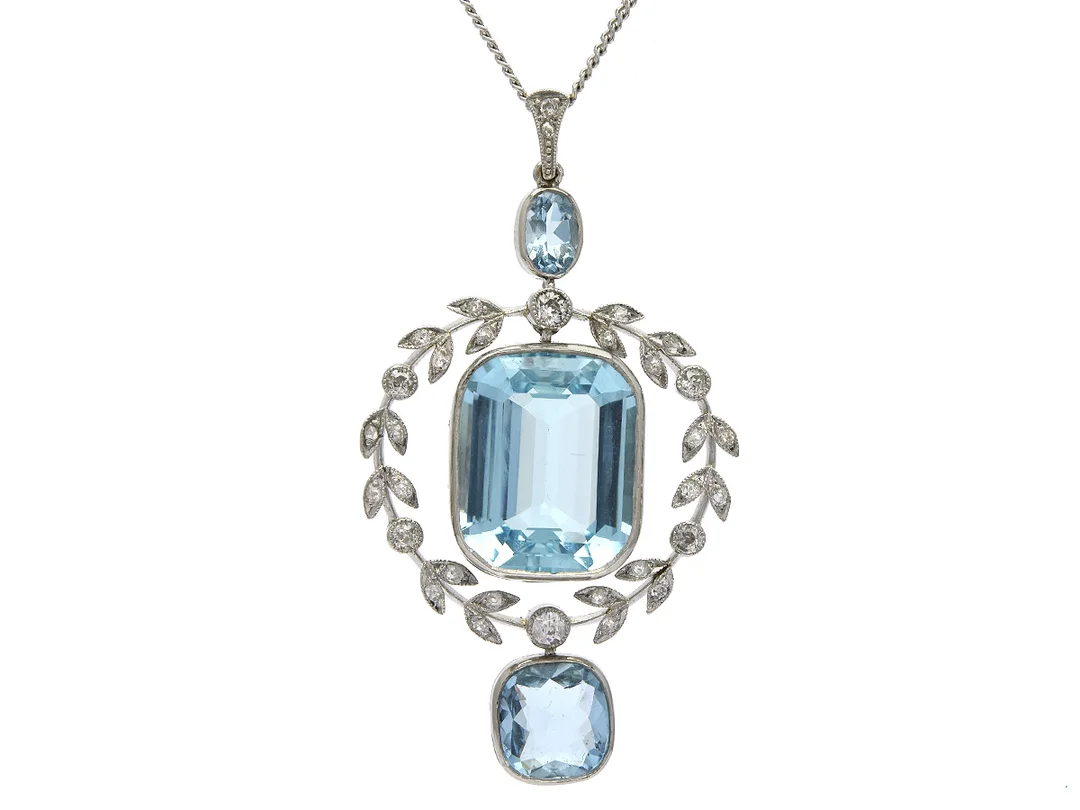 HÄNGE/KEDJA, platina, kedja i 18K vitguld, akvamarin ca 11,00 ct, 2 mindre akvamariner ca 2,20 ctv, gammalslipade diamanter ca 0,50 ctv, ca W/SI-P, längd 62 cm, vikt 11,7 g, etui. — Smycken/Hänge med kedja — Kaplans