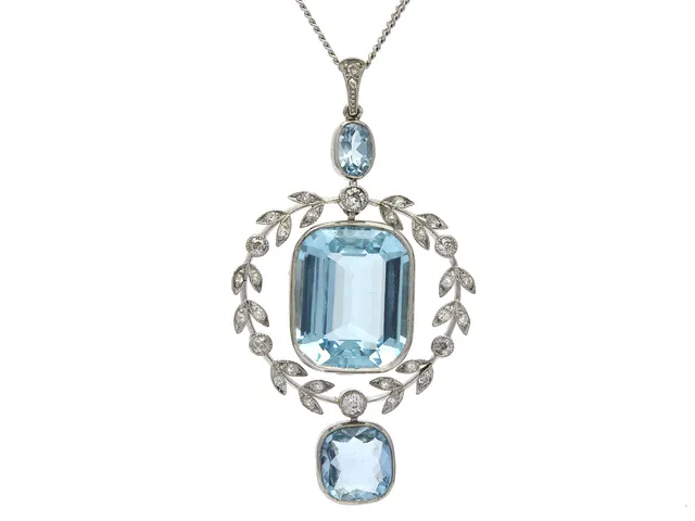 HÄNGE/KEDJA, platina, kedja i 18K vitguld, akvamarin ca 11,00 ct, 2 mindre akvamariner ca 2,20 ctv, gammalslipade diamanter ca 0,50 ctv, ca W/SI-P, längd 62 cm, vikt 11,7 g, etui.