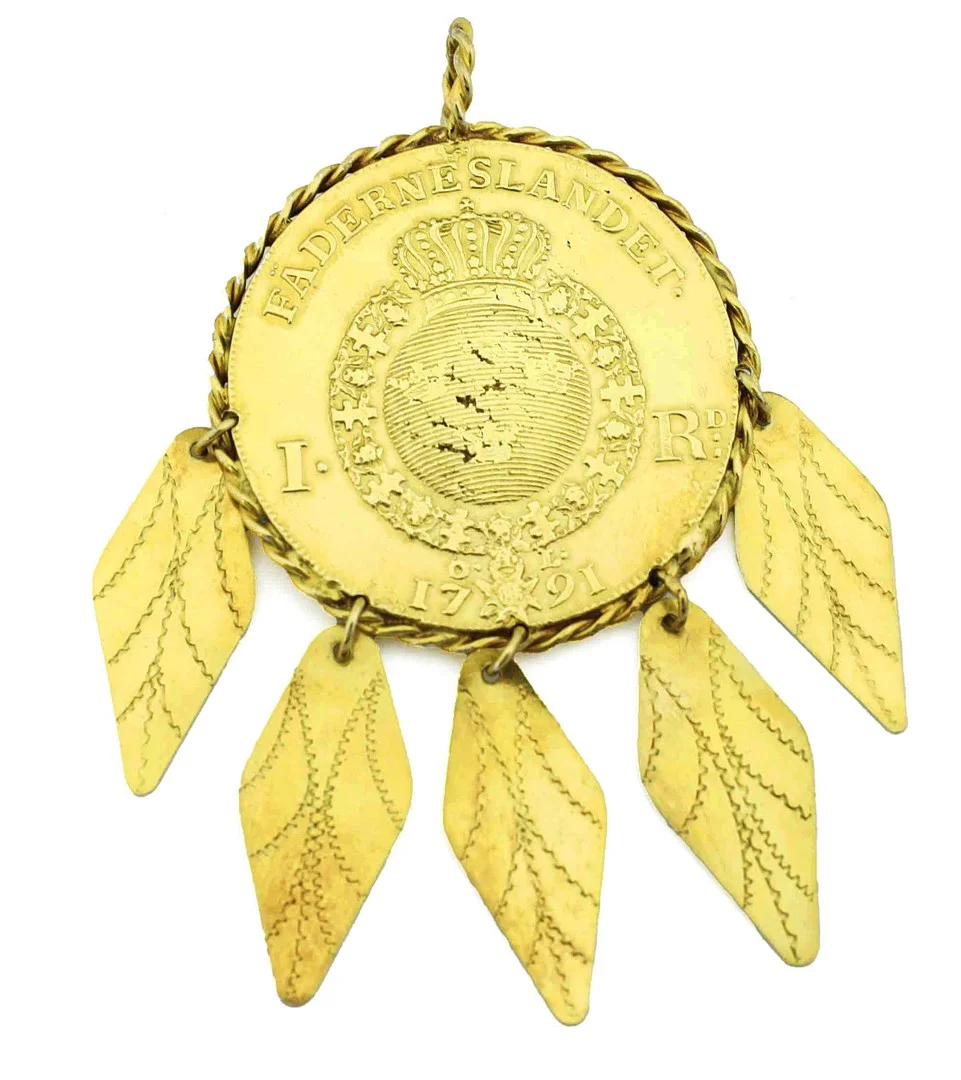 DRÄKTSMYCKE, sk kedjepenning/sellpenning, guldförgyllt silver, Bjuråker/Delsbo, Hälsingland, 1700-tal. — Brooches & Pendants — Hälsinglands Auktionsverk