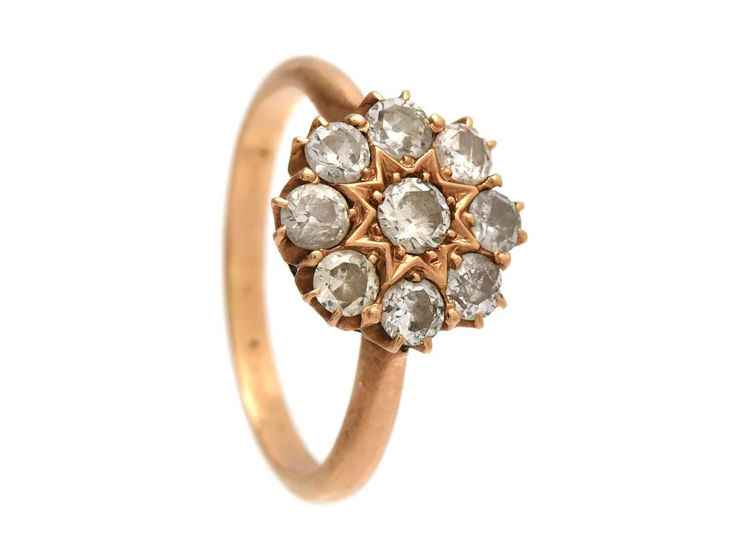RING, 14K guld, 9 gammal- samt åttkantslipade diamanter ca 0,75 ctv, ca TW-TCr/P, stl 16,5 mm, vikt 3,1 g, ett antal diamanter har skador och nagg. — Smycken/Ring — Kaplans
