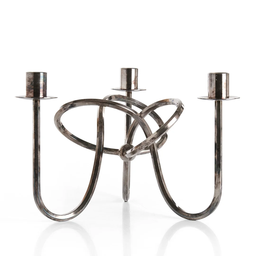 JOSEF FRANK (1885–1967). Kandelaber "Vänskapsknuten", försilvrad mässing, Firma Svenskt Tenn. — Candlesticks — Crafoord Auktioner Stockholm