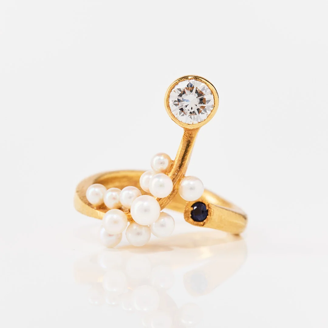 KARLHEINZ SAUER. An 18K gold, seed pearls, sapphire and diamond ring, Västerås 1986. — Rings — Stockholms Auktionsverk Fine Art