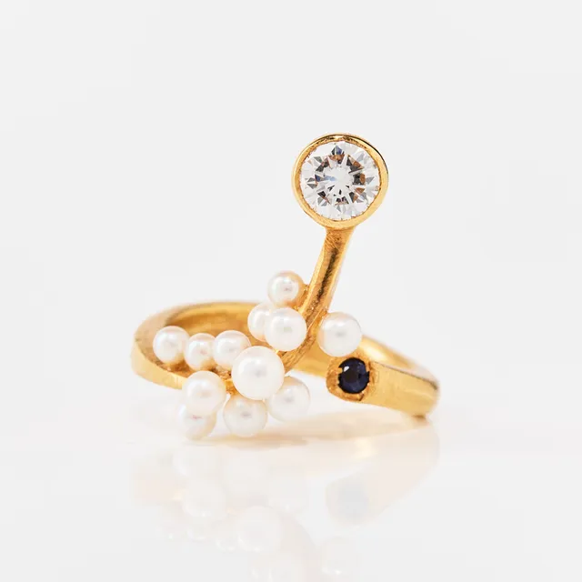 KARLHEINZ SAUER. An 18K gold, seed pearls, sapphire and diamond ring, Västerås 1986.