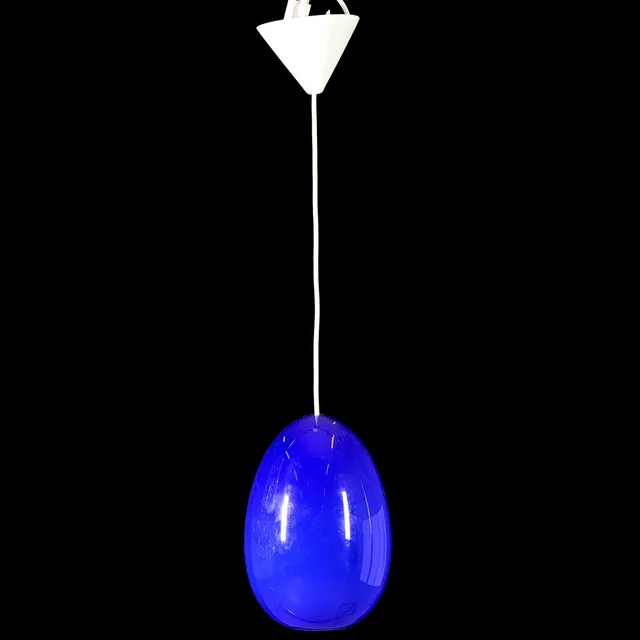 UNO KRISTIANSSON. Taklampa, "Unouvo", blåtonat glas, för Luxus, Vittsjö, 1900-talets andra hälft.