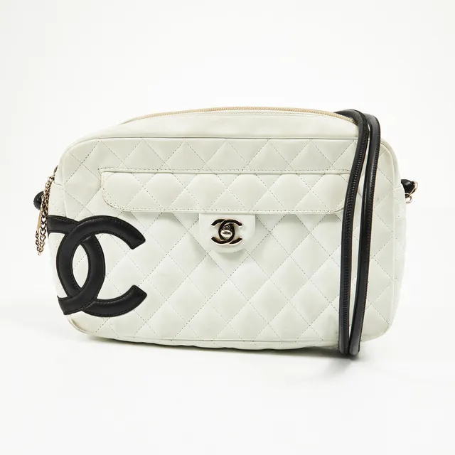 CHANEL, "Cambon Ligne Camera Bag", vitt quiltat kalvskinn med CC-logga i svart, detaljer i vitmetall.