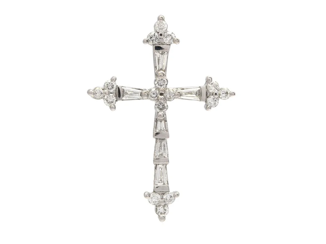 HÄNGE, 18K vitguld, 16 briljantslipade diamanater ca 0,27 ctv samt 6 trapetslipade diamanter ca 0,17 ctv, ca TW-W/VS-SI, kors, höjd 26 mm, vikt 2,3 g, enstaka diamanter med skador och nagg. — Smycken/Hänge — Kaplans