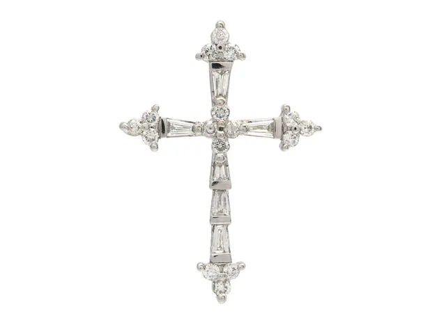 HÄNGE, 18K vitguld, 16 briljantslipade diamanater ca 0,27 ctv samt 6 trapetslipade diamanter ca 0,17 ctv, ca TW-W/VS-SI, kors, höjd 26 mm, vikt 2,3 g, enstaka diamanter med skador och nagg.