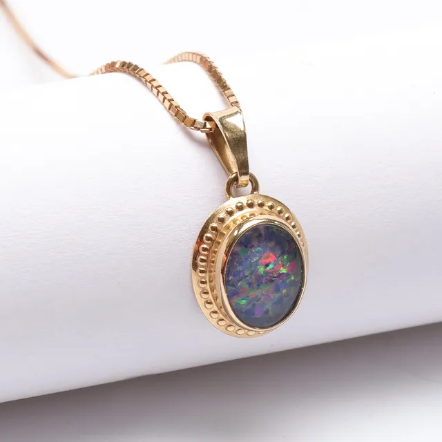 HÄNGE 18k guld med opal samt KEDJA, 18k guld vikt ca 4 g.