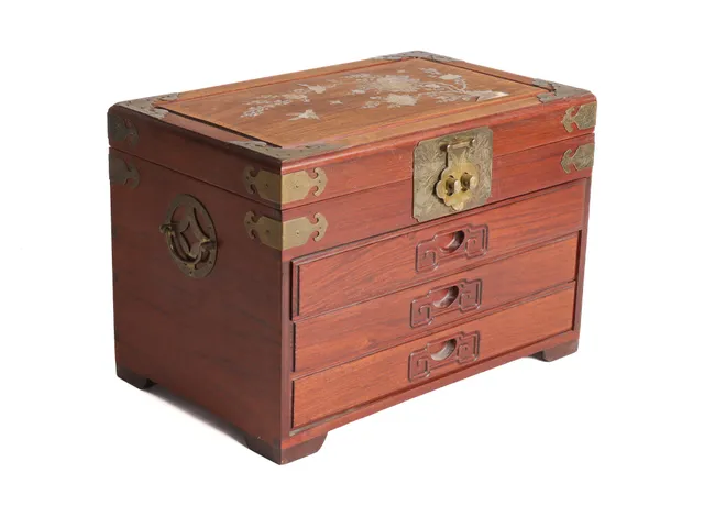 Chinese jewelry box inlaid with mother of pearl