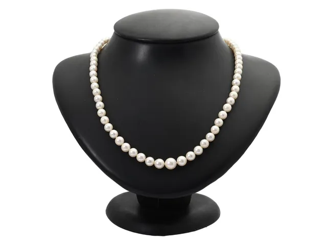PÄRLCOLLIER, odlade doserade pärlor ca 4-8 mm, längd 48 cm, lås i silver, strass, vikt 21,1 g, knutet.