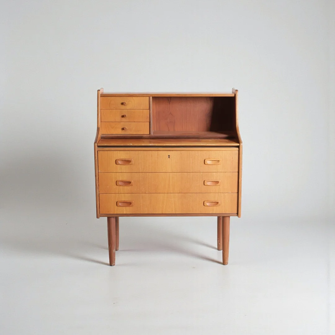 DANSK MØBELDESIGN. Chatol af teak, front med store og mindre skuffer, udtræksplade, opsat på tilspidsede ben. Danmark, 1960'erne. — Cupboards, Cabinets & Shelves — Woxholt Auktioner
